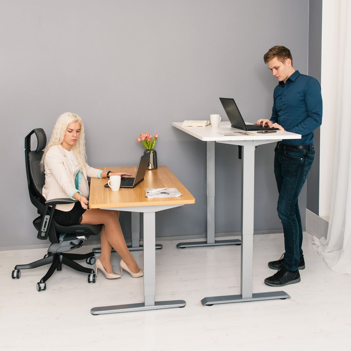 Height Adjustable Desk Ergo 1 | size: Length: 70cm, Width: 140cm, Height: 121cm | color: Maple / Gray | image: 6 | variant: 1006249