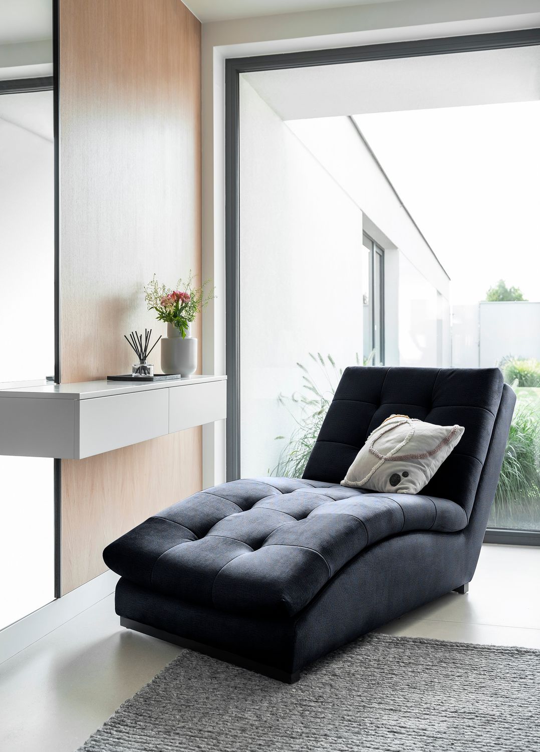 Lounge Chair Doro | size: Width: 85cm, Height: 95cm, Depth: 170cm | color: Monolith | image: 1 | variant: 1004332