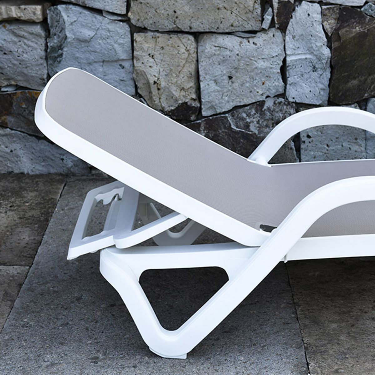 Sun Lounger East Aldeburgh | size: Length: 197cm, Width: 71.3cm, Height: 45.5cm | color: Beige | image: 4 | variant: 1005406